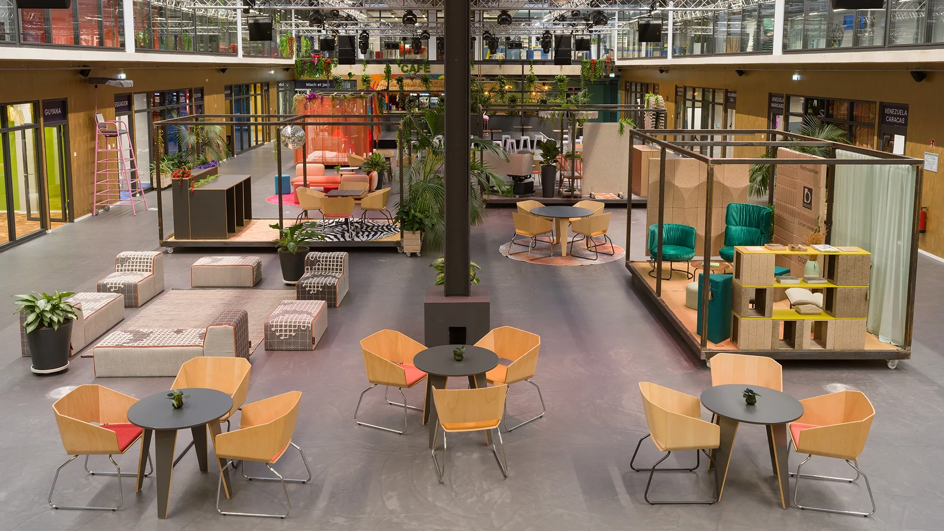 Amazonas im smartvillage Köln — Blick über den zentralen Dorfplatz