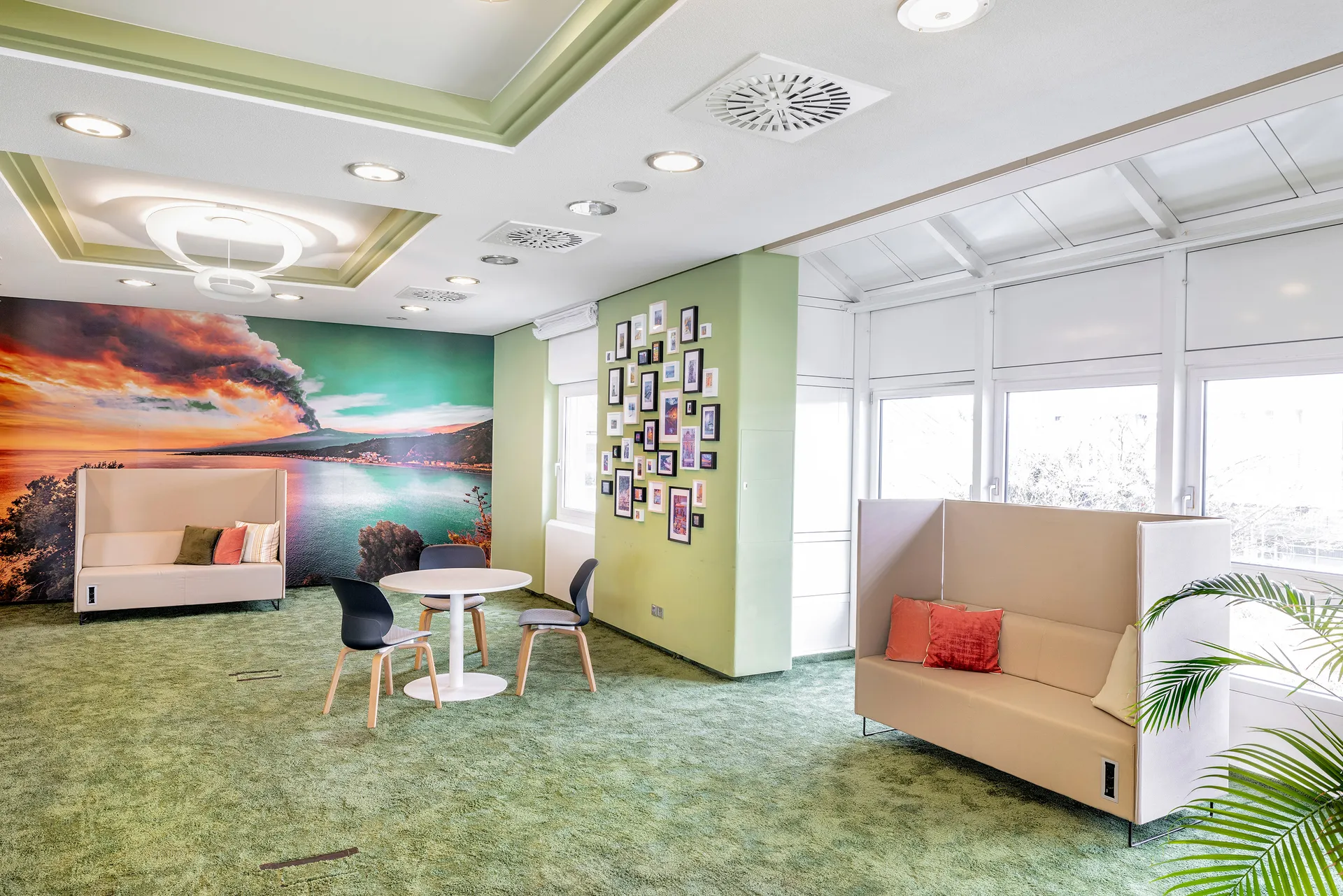 Dolce Vita in der Pause: Sitznischen unter der Bilderwand