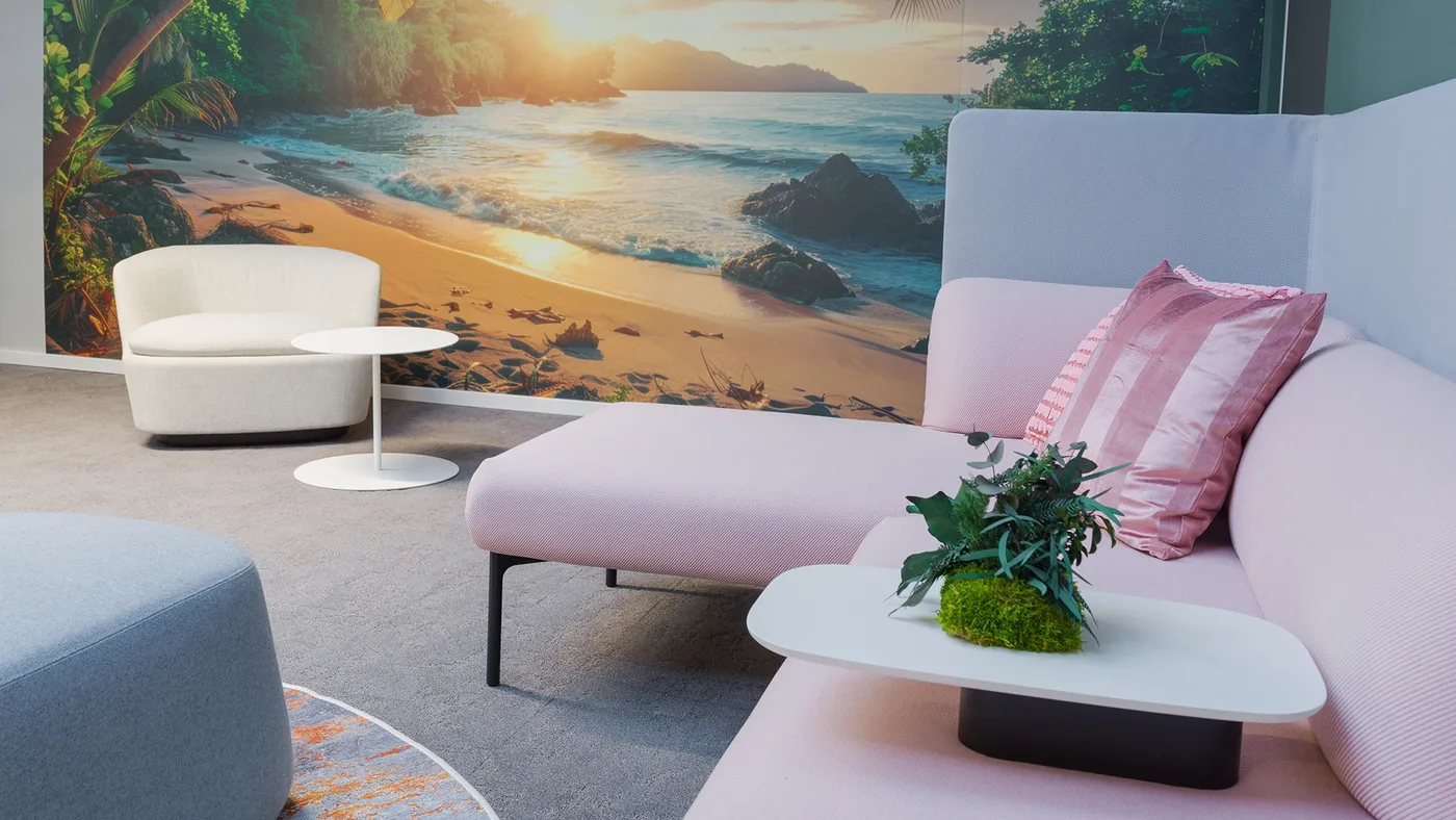 Strand-Lounge: rosa Daybed vorm tropischen Sonnenuntergang