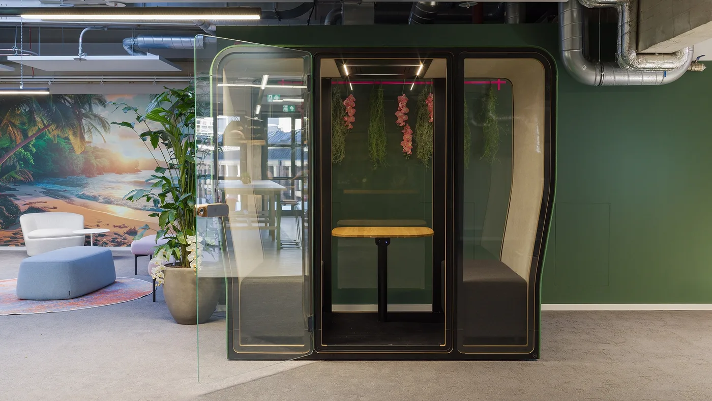 Meeting-Pod mit Orchideen — Rückzug auf Knopfdruck