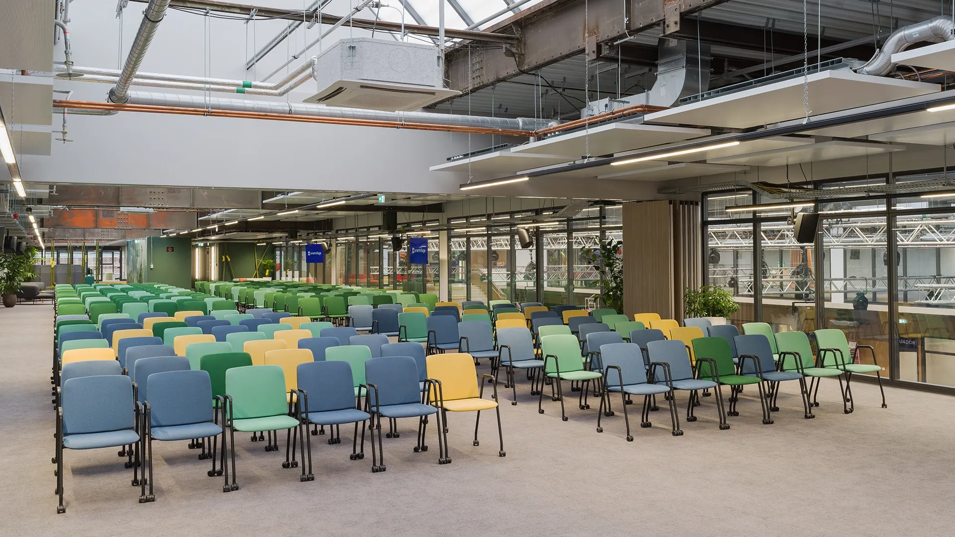 Moderner Meetingraum mit Tageslicht und grünen Stühlen im Smartvillage Köln-Mülheim